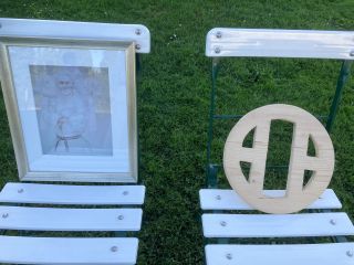 Das Shōmen zeigt ein eingerahmtes Bild von John Horan sowie das Familiensymbol der Familie Mabuni aus Holz, beide auf einen Gartenstuhl gestellt.