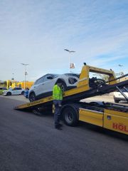 Unser Mietwagen wird abgeladen. Der ADAC-Mitarbeiter lädt unseren Mietwagen bei der nächstgelegenen Werkstatt ab.